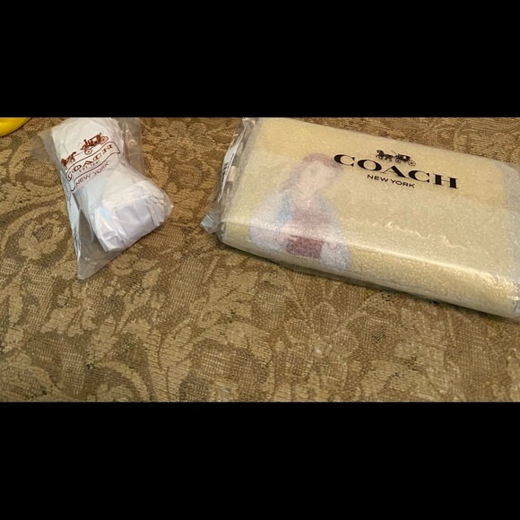 Coach Disney Belle Wallet, Hang Tag NEW - Picture 6 of 6